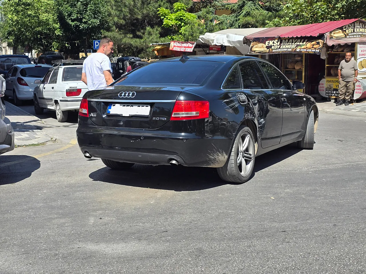 Ara Sokağa Dönmek İstedi, Karşıdan Gelen Motosikletle Çarpıştı