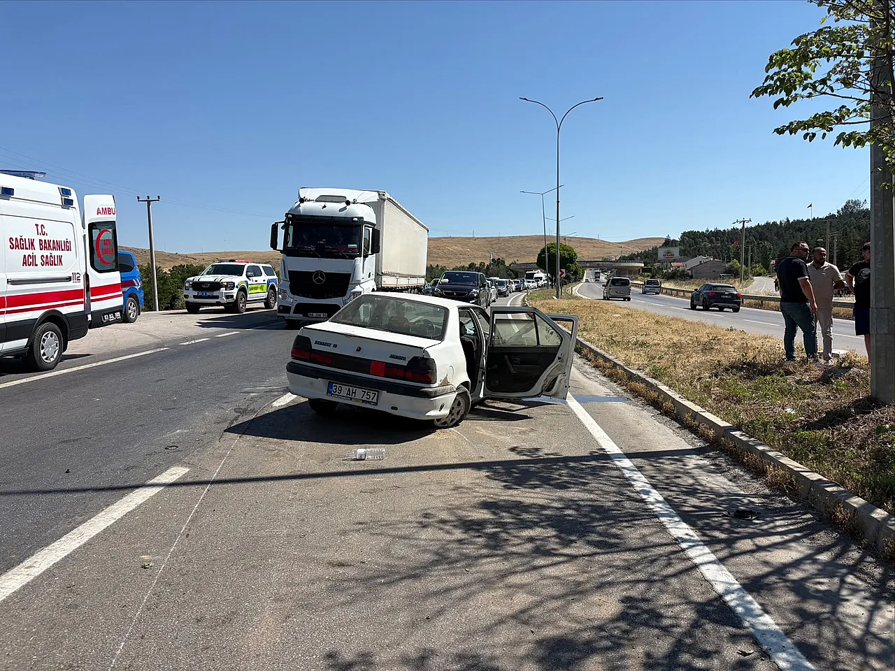 Bariyerlere Çarptı: 6 Kişi Yaralandı