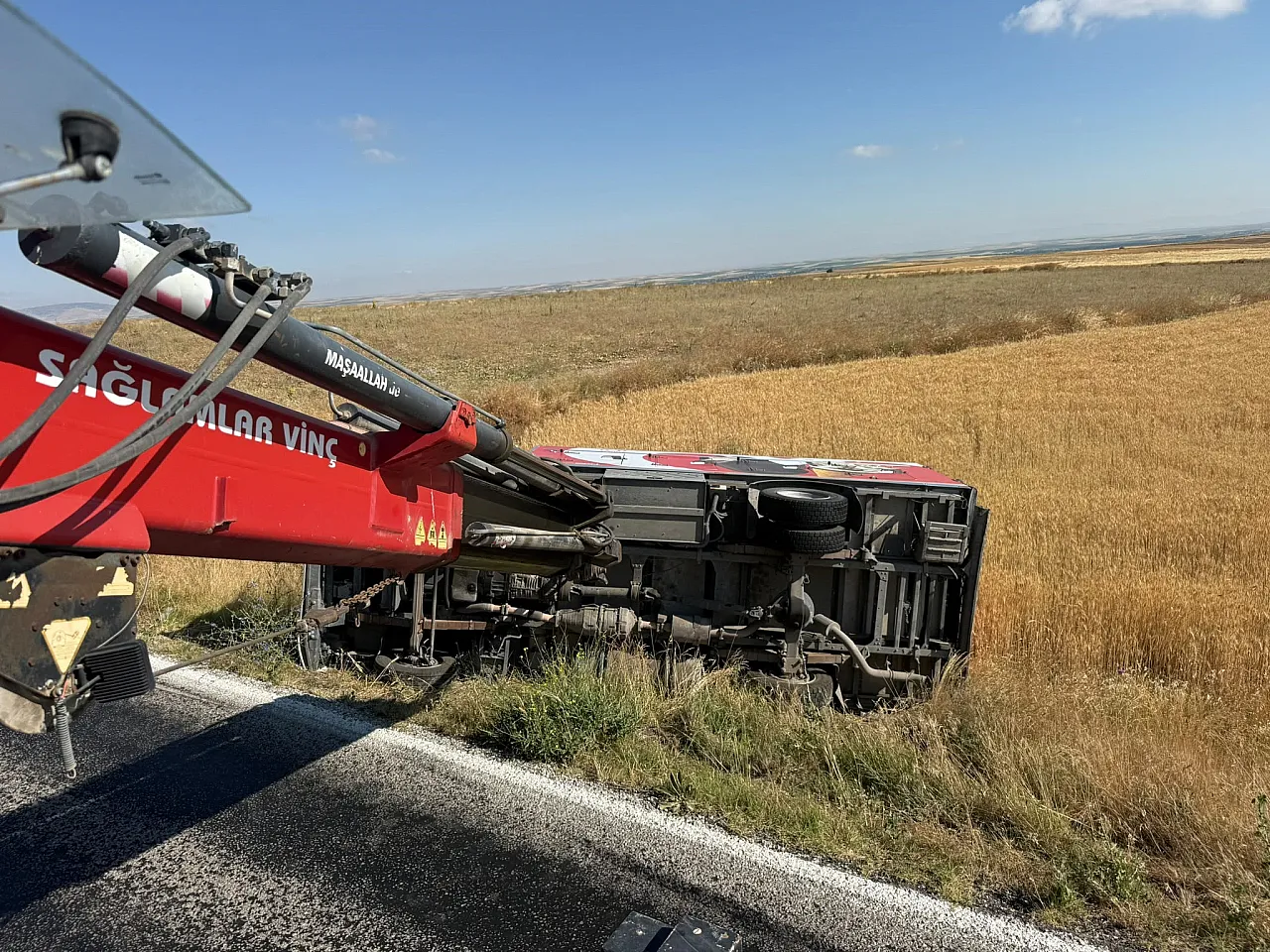 Dondurma Yüklü Kamyonet Devrildi: 1 Yaralı
