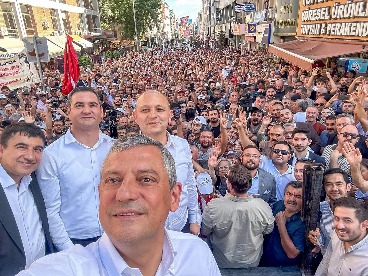 Özgür Özel CHP Kürsüsüne Çıktı, Yeni Partiyi Açıkladı