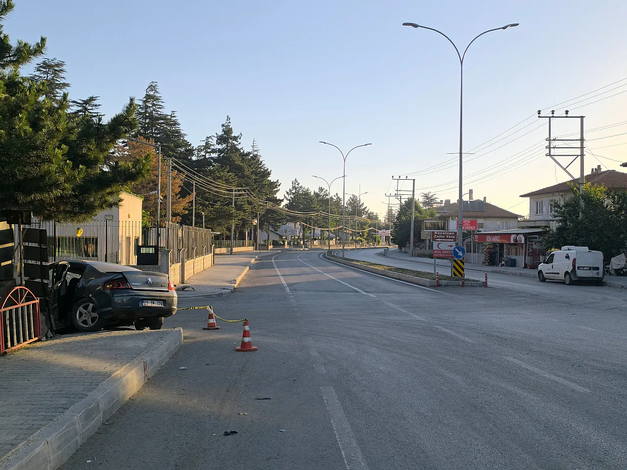 Yön Levhasına Çarpan Otomobil Sürücüsü Ağır Yaralandı