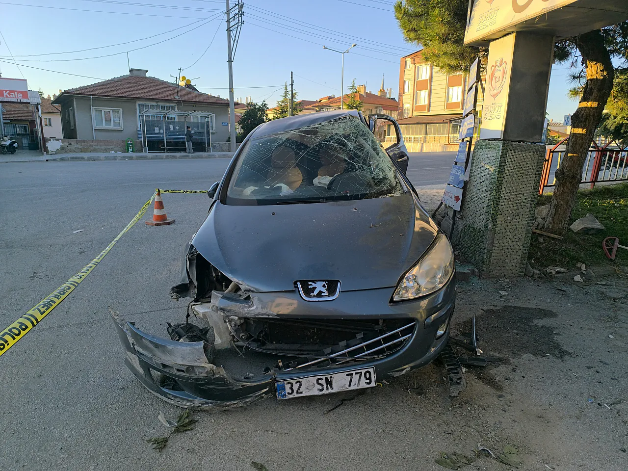 Yön Levhasına Çarpan Otomobil Sürücüsü Ağır Yaralandı