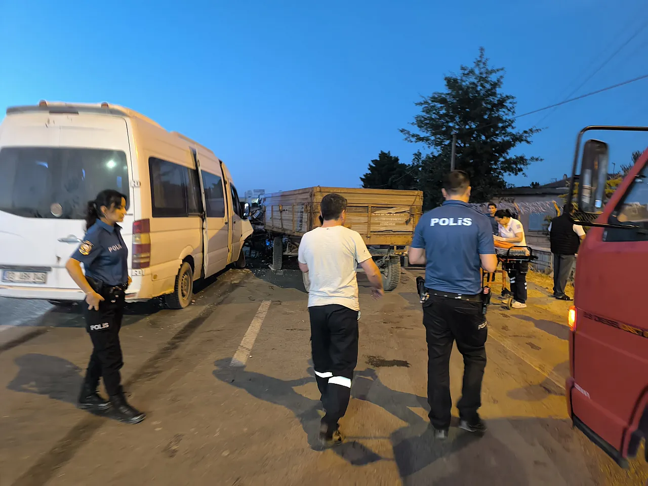 Afyon'da Minibüs ile Traktör Çarpıştı: 6 Yaralı