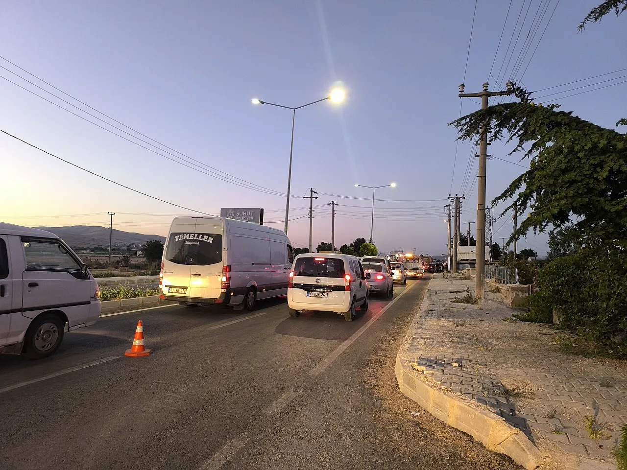 Afyon'da Minibüs ile Traktör Çarpıştı: 6 Yaralı