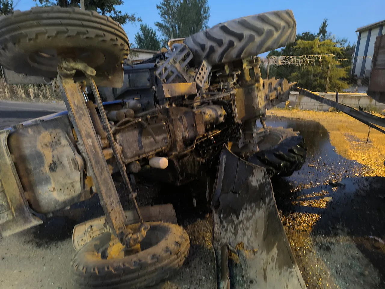 Afyon'da Minibüs ile Traktör Çarpıştı: 6 Yaralı