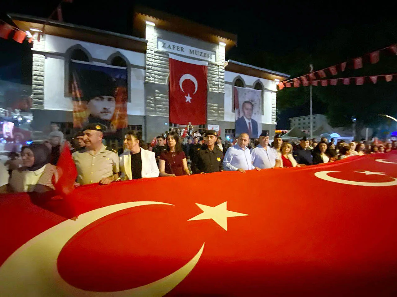Zafer Coşkusu Fener Alayı İle Şenlendi