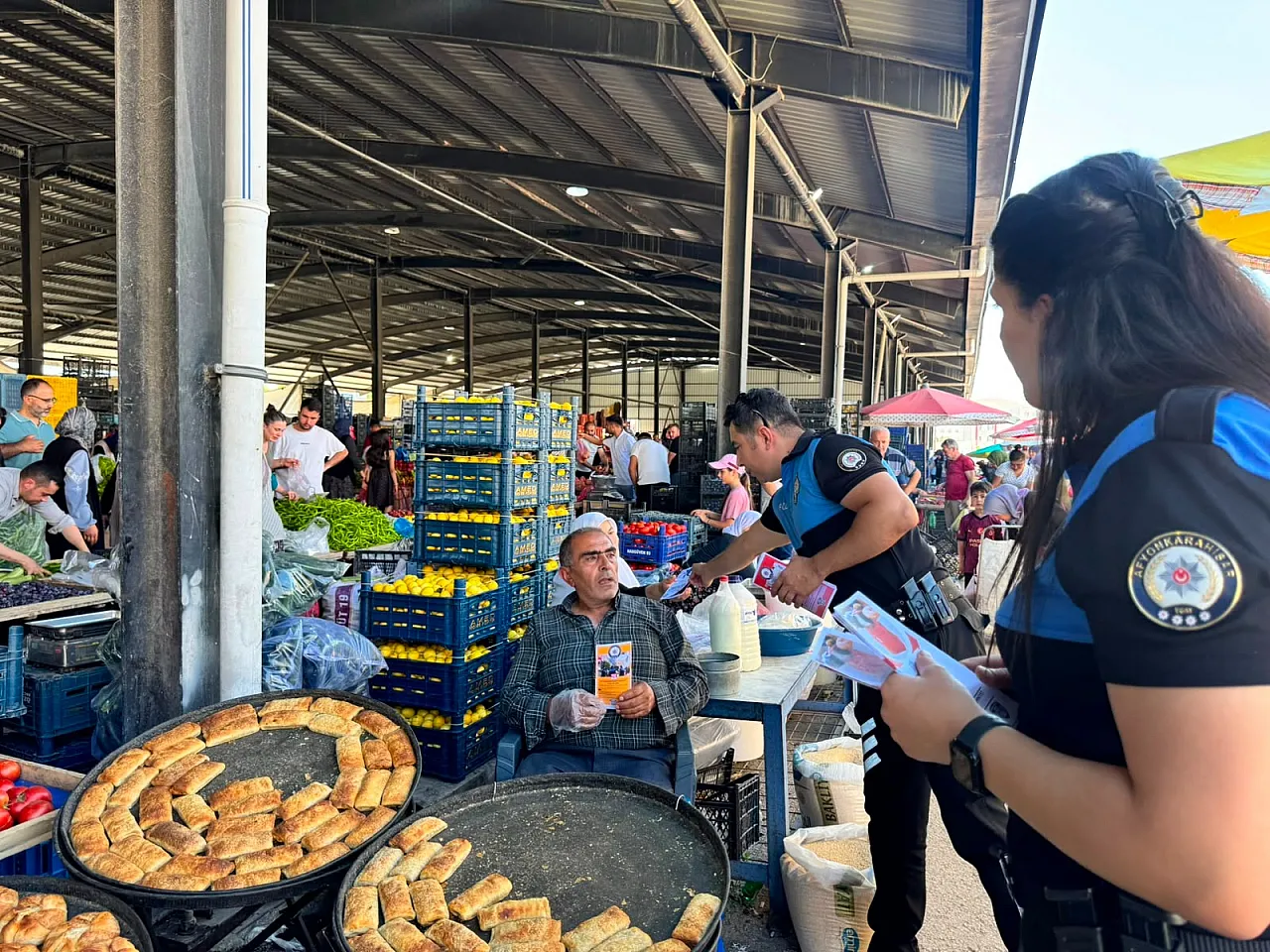 Afyon Pazarcılarını Polis Bilgilendirdi