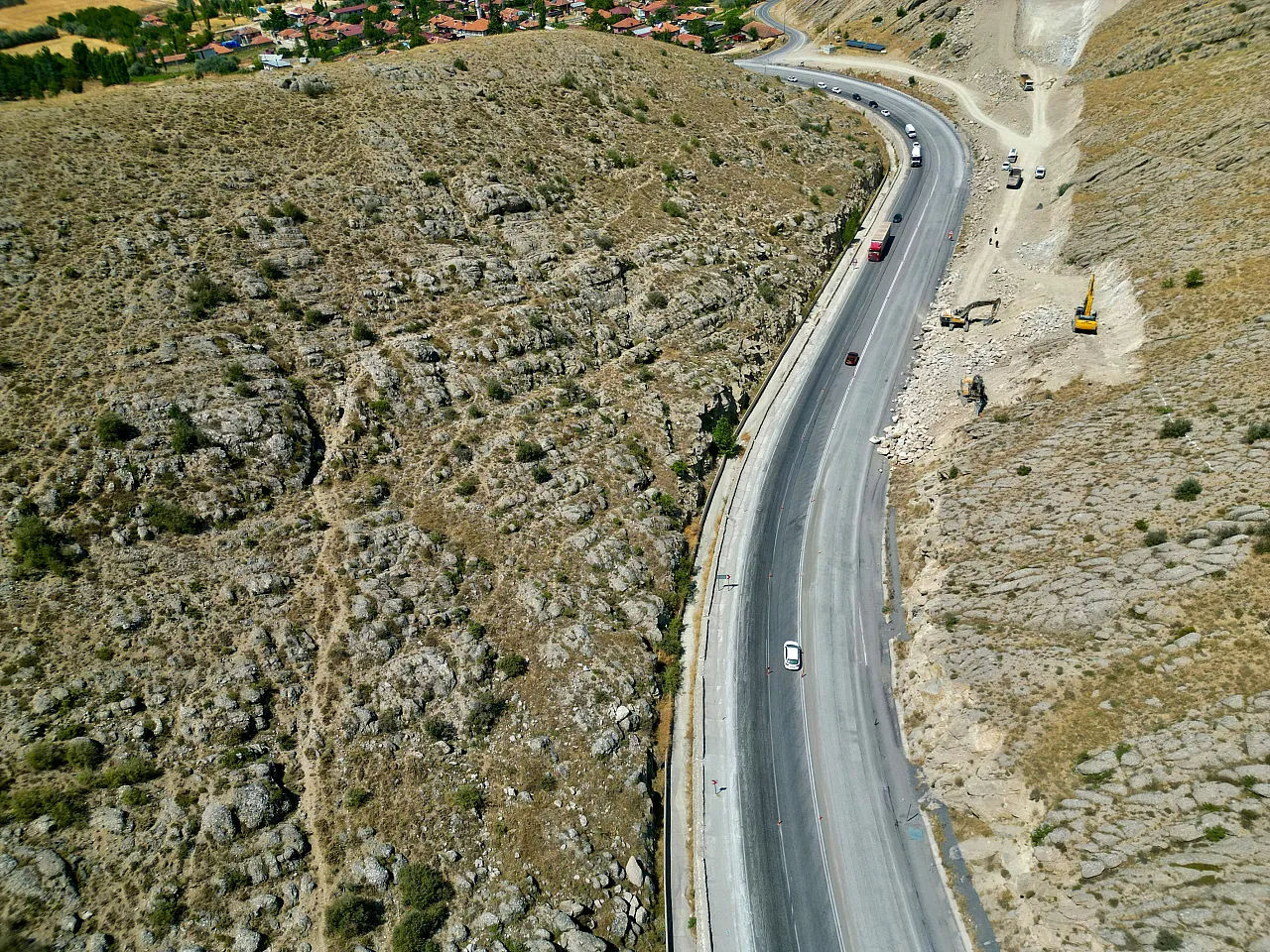 Afyon'da Mor Boya Skandalı! Yol 5 Kilometre Boyunca Kazındı