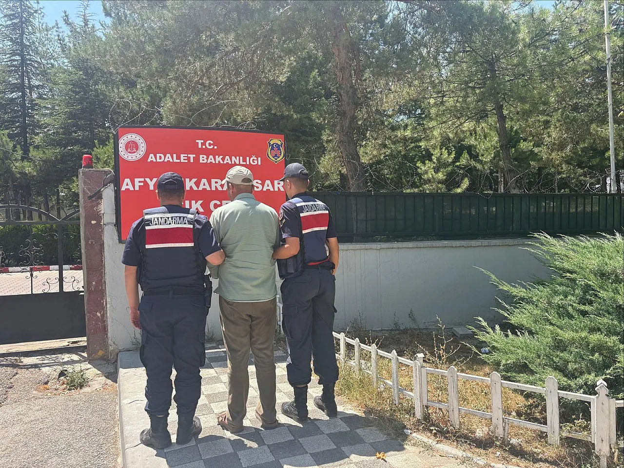 Afyonkarahisar'da 24 Aranan Şahıs Yakalandı, Milyonluk Ceza Kesildi