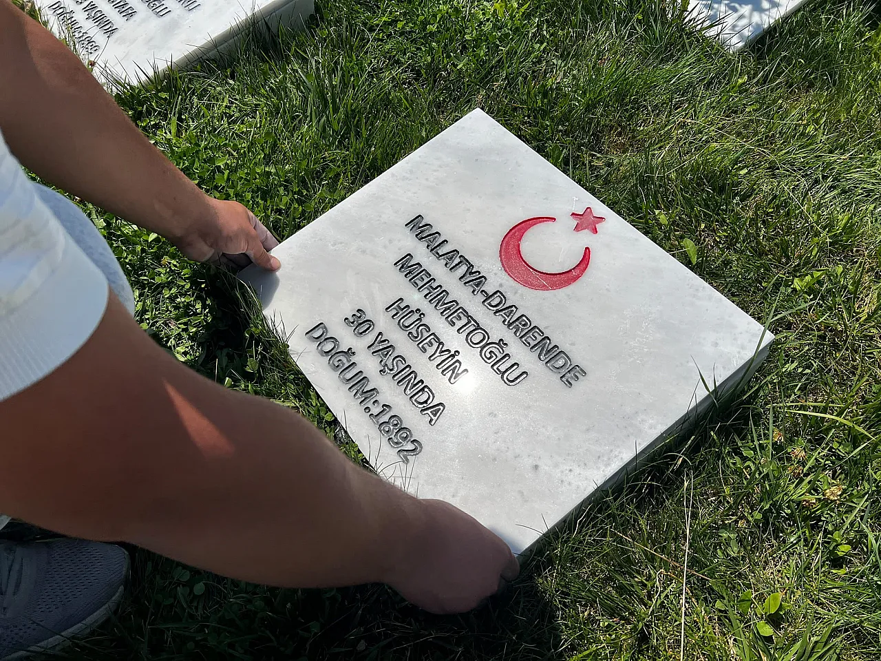 Afyonlu Öğrencilerden Şehitlere Vefa: 510 Mezar Taşını Yenilediler