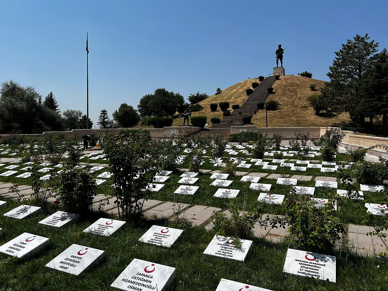 Afyonlu Öğrencilerden Şehitlere Vefa: 510 Mezar Taşını Yenilediler