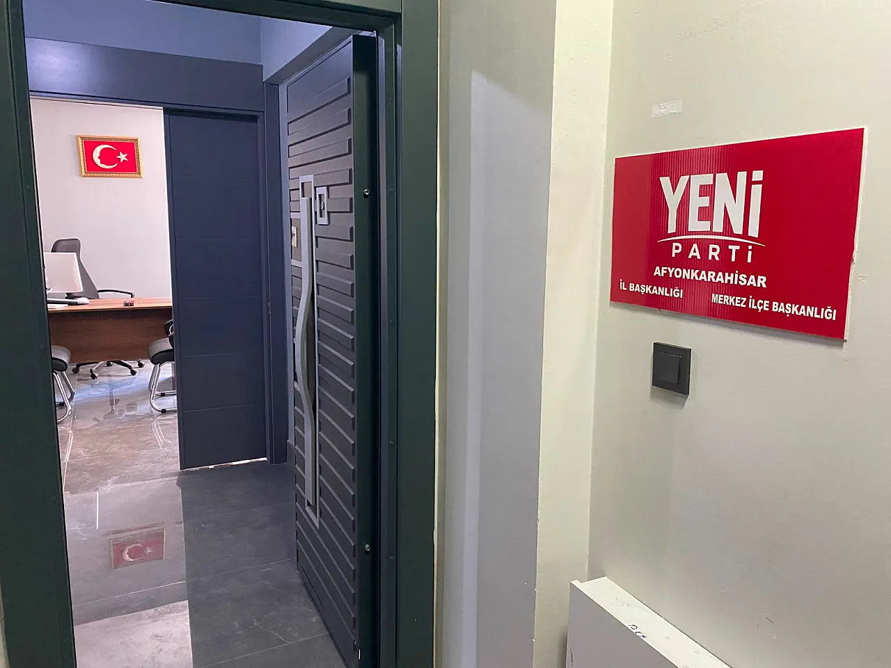 Yeni Parti KADEM'e Komşu Oldu