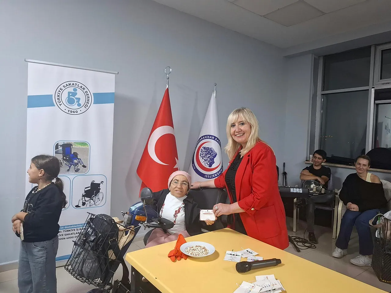 AFSÜ'de Fizik Tedavi Hastalarına Moral Gecesi