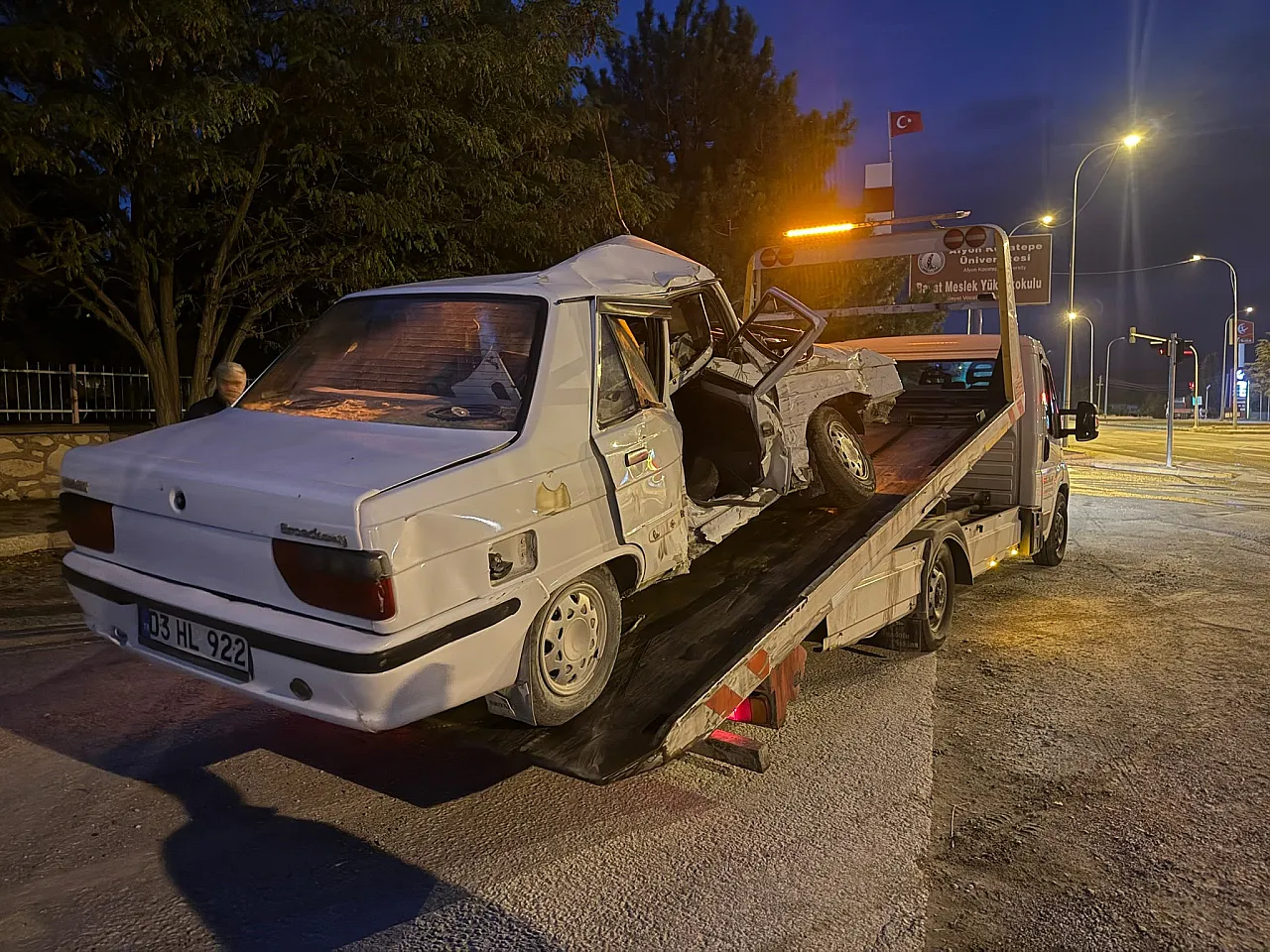 Afyon'da Kamyonet ile Otomobil Çarpıştı: 3 Yaralı