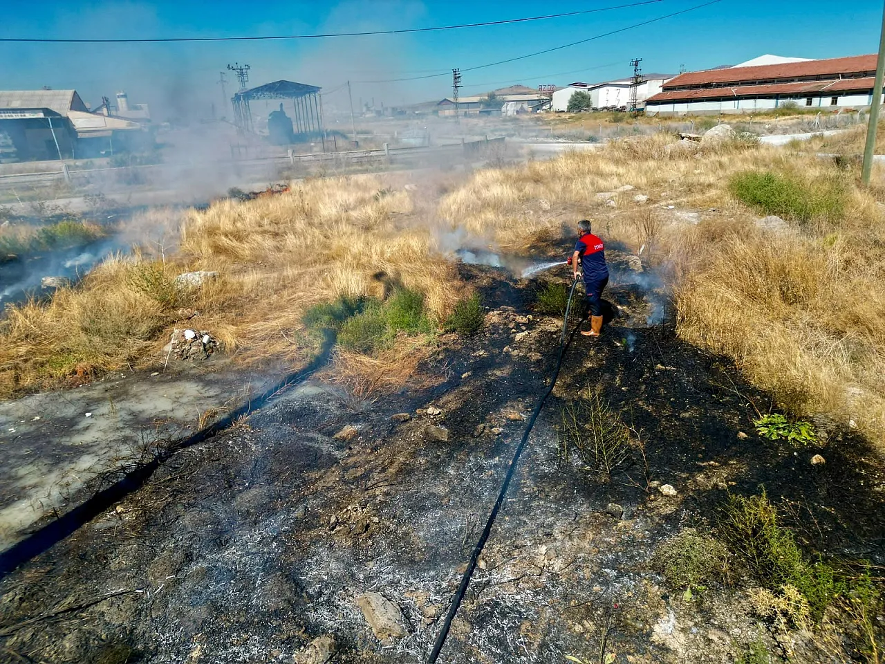 Afyon'da Yol Kenarında Anız Yangını! Sürücüler Zor Anlar Yaşadı