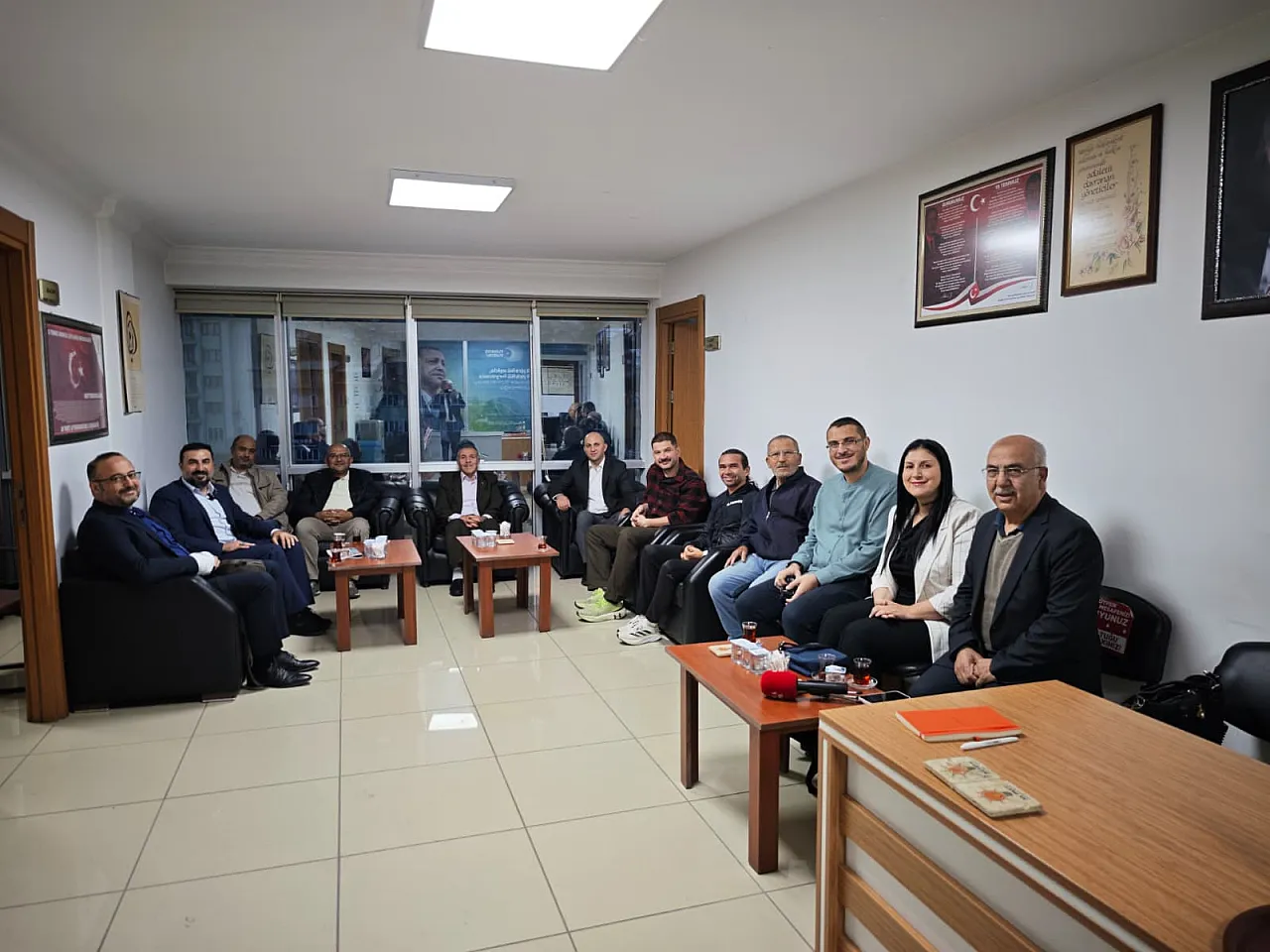 AK Parti'deki Sabah Mesaisine Misafir Olduk Başkan Kavak'ten Yönetim Kurulu Ve 'Kaostan Uzak Afyon' Mesajı