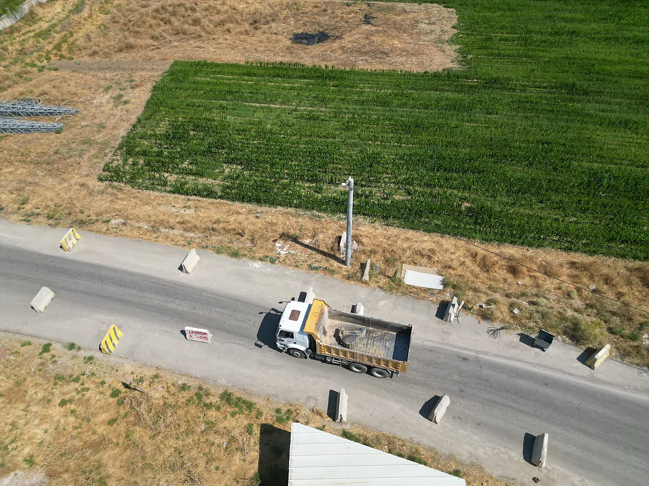 Cadde Ortasında Beton Bariyer!