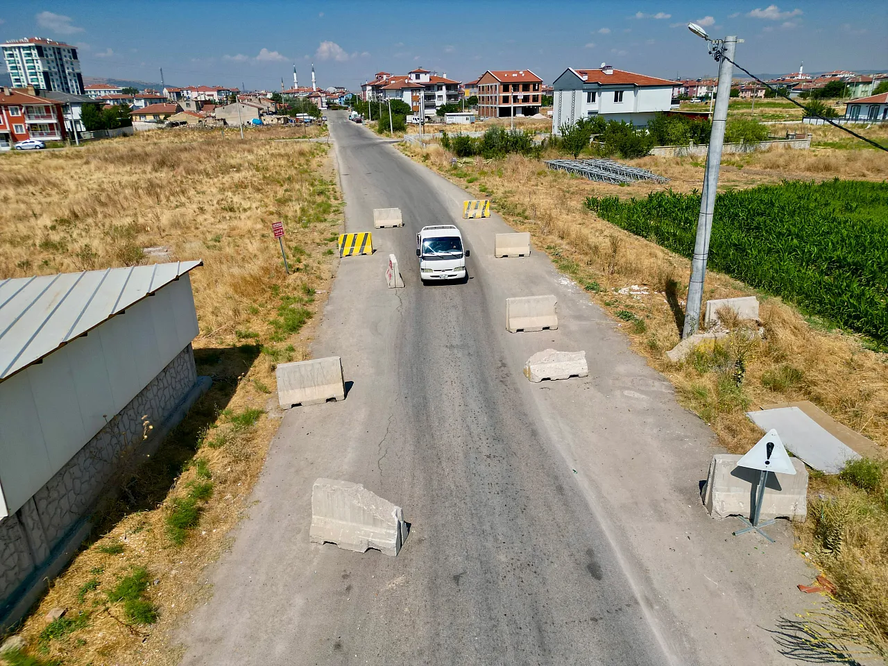 Cadde Ortasında Beton Bariyer!