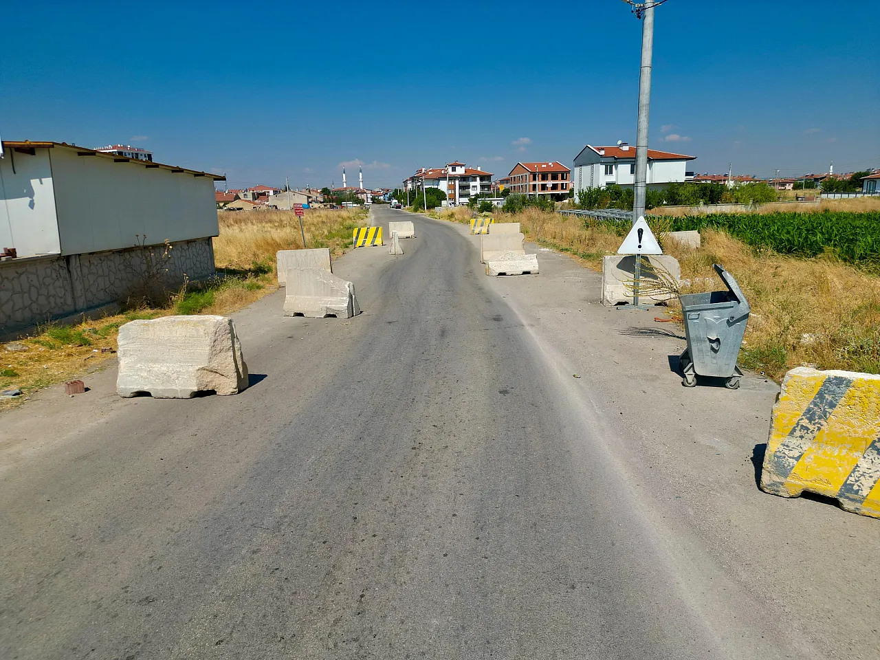 Cadde Ortasında Beton Bariyer!