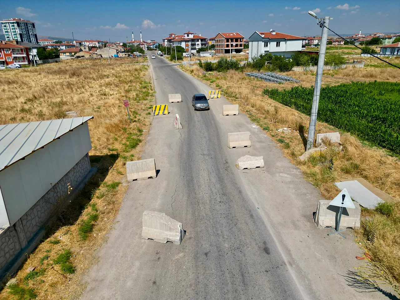 Cadde Ortasında Beton Bariyer!