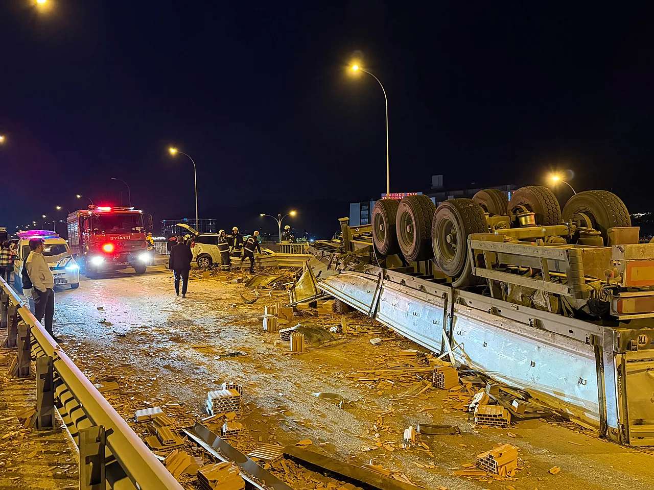 Afyon'da TIR ile Araçlar Çarpıştı, TIR Devrildi, Yol Kapalı, Yaralılar Var