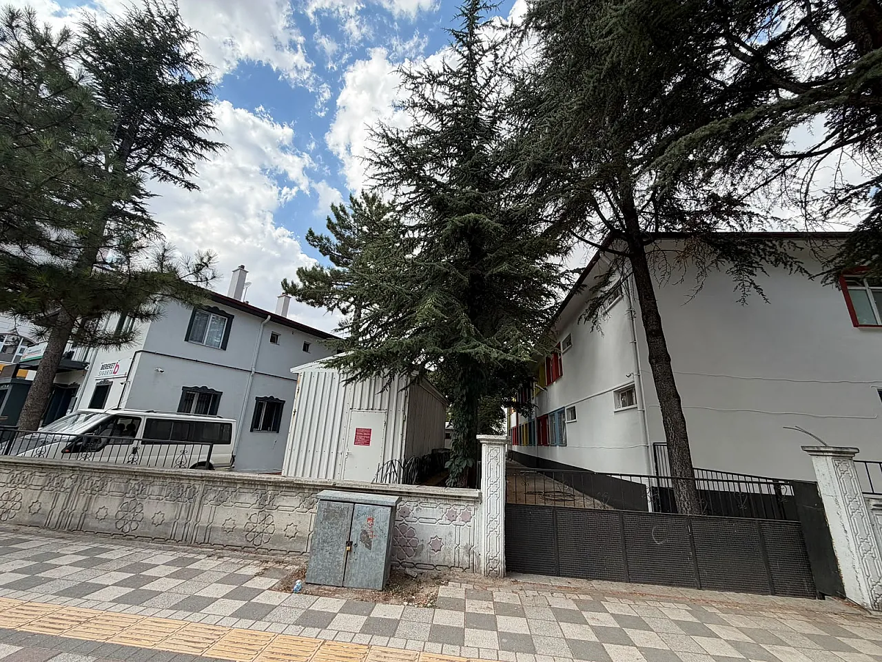Şuhut'ta Okul Yanında Yapılan Akaryakıt Satışını Belediye Durdurdu