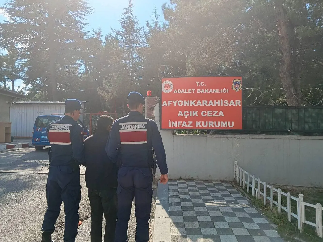 Afyon'da Aranan 50 Kişi Yakalandı, 15'i Tutuklandı