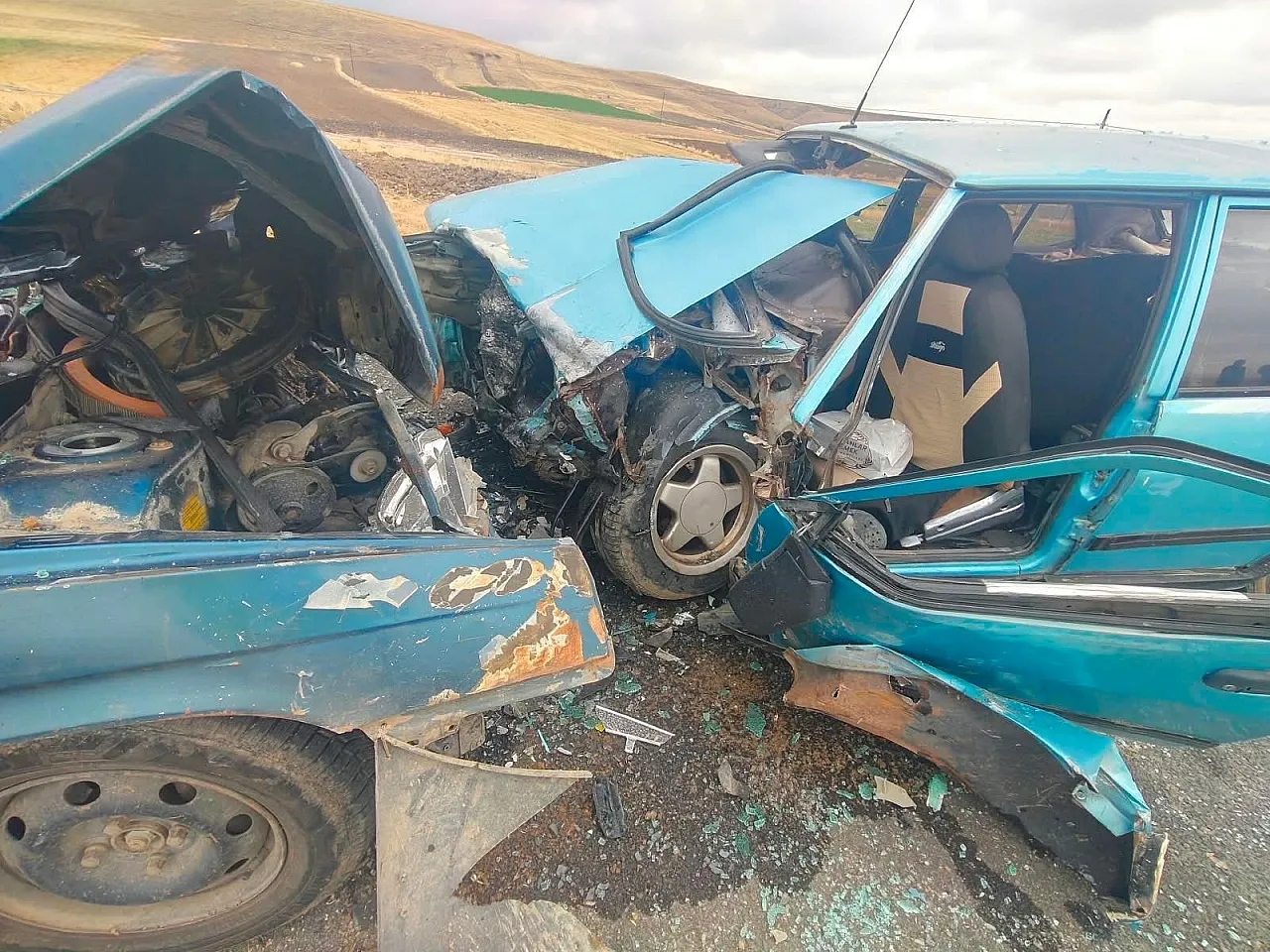 Afyon'da Korkutan Kaza! Otomobiller Kafa Kafaya Çarpıştı