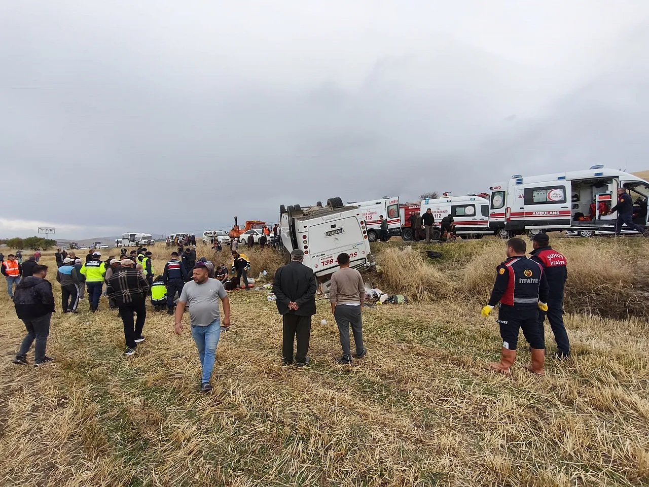 Afyonkarahisar'da Midibüs Şarampole Devrildi: 25 Kişi Yaralandı
