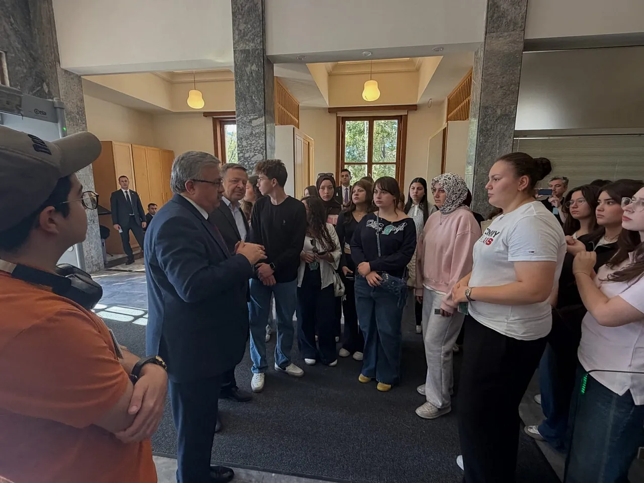 Afyonlu Vekil, Mezun Olduğu Okulun Öğrencilerini Meclis'te Ağırladı!