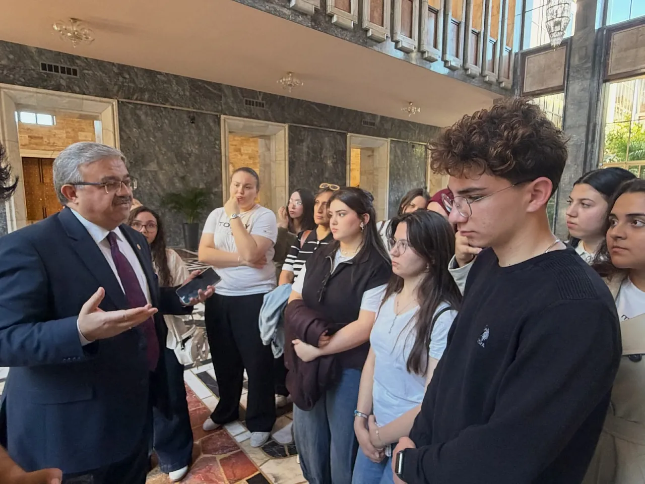 Afyonlu Vekil, Mezun Olduğu Okulun Öğrencilerini Meclis'te Ağırladı!
