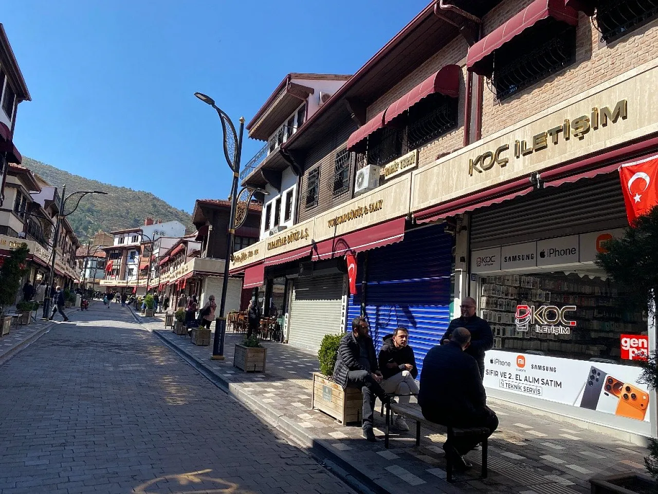 Elektrik Kesildi, Uzun Çarşı'da İşler Durdu