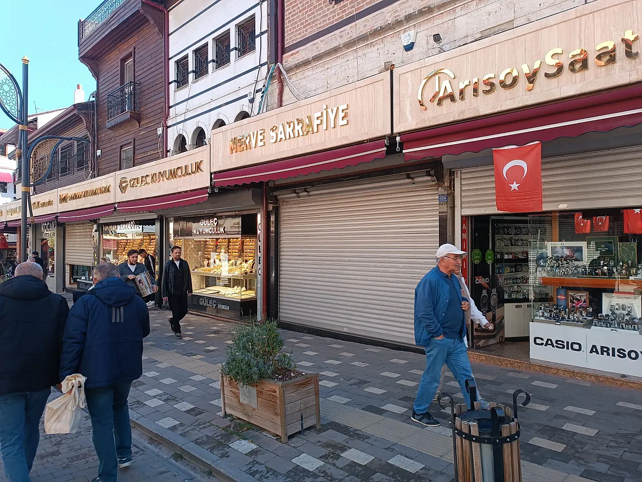 Elektrik Kesildi, Uzun Çarşı'da İşler Durdu