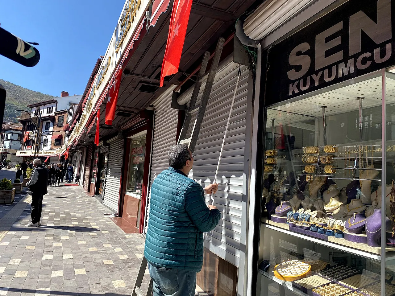 Elektrik Kesildi, Uzun Çarşı'da İşler Durdu