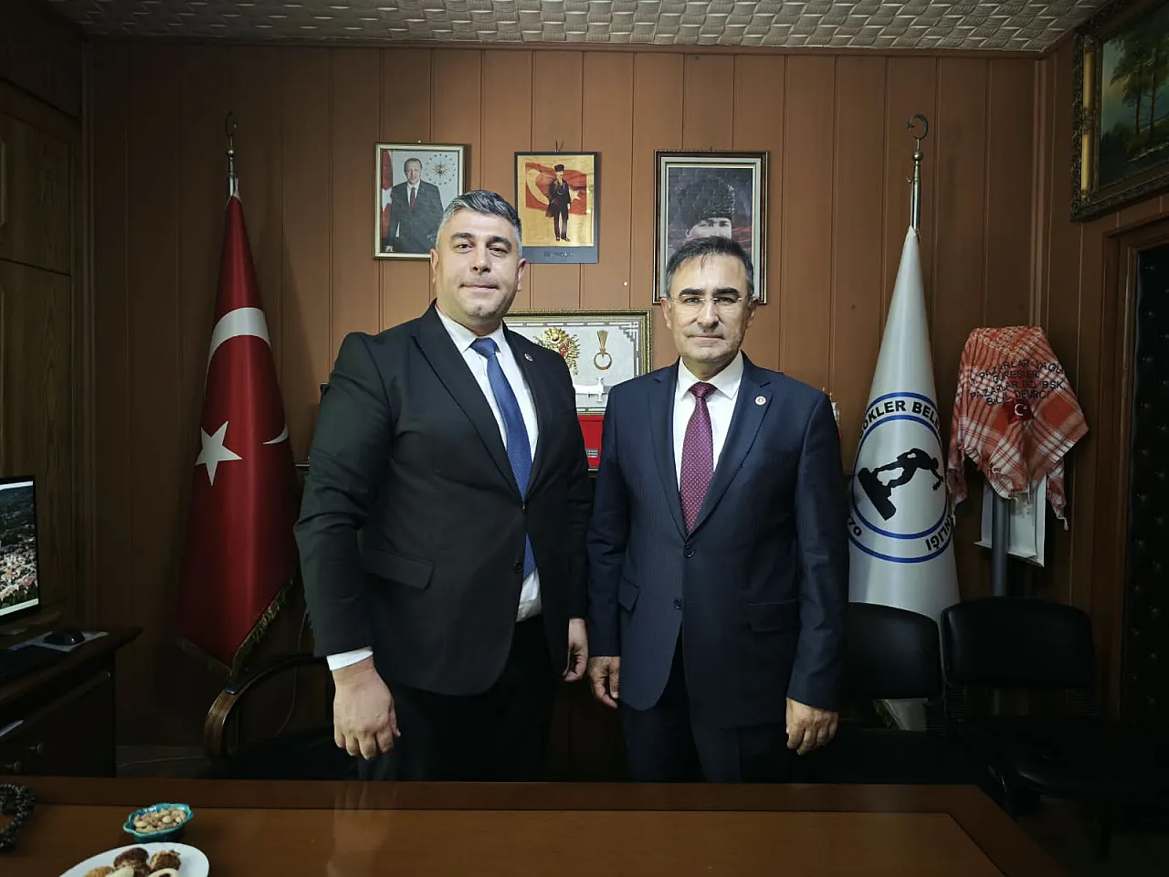 Milletvekili Arslan'dan Gediz'de Duygusal Buluşma: Sıra Arkadaşı Başhekim Çıktı!