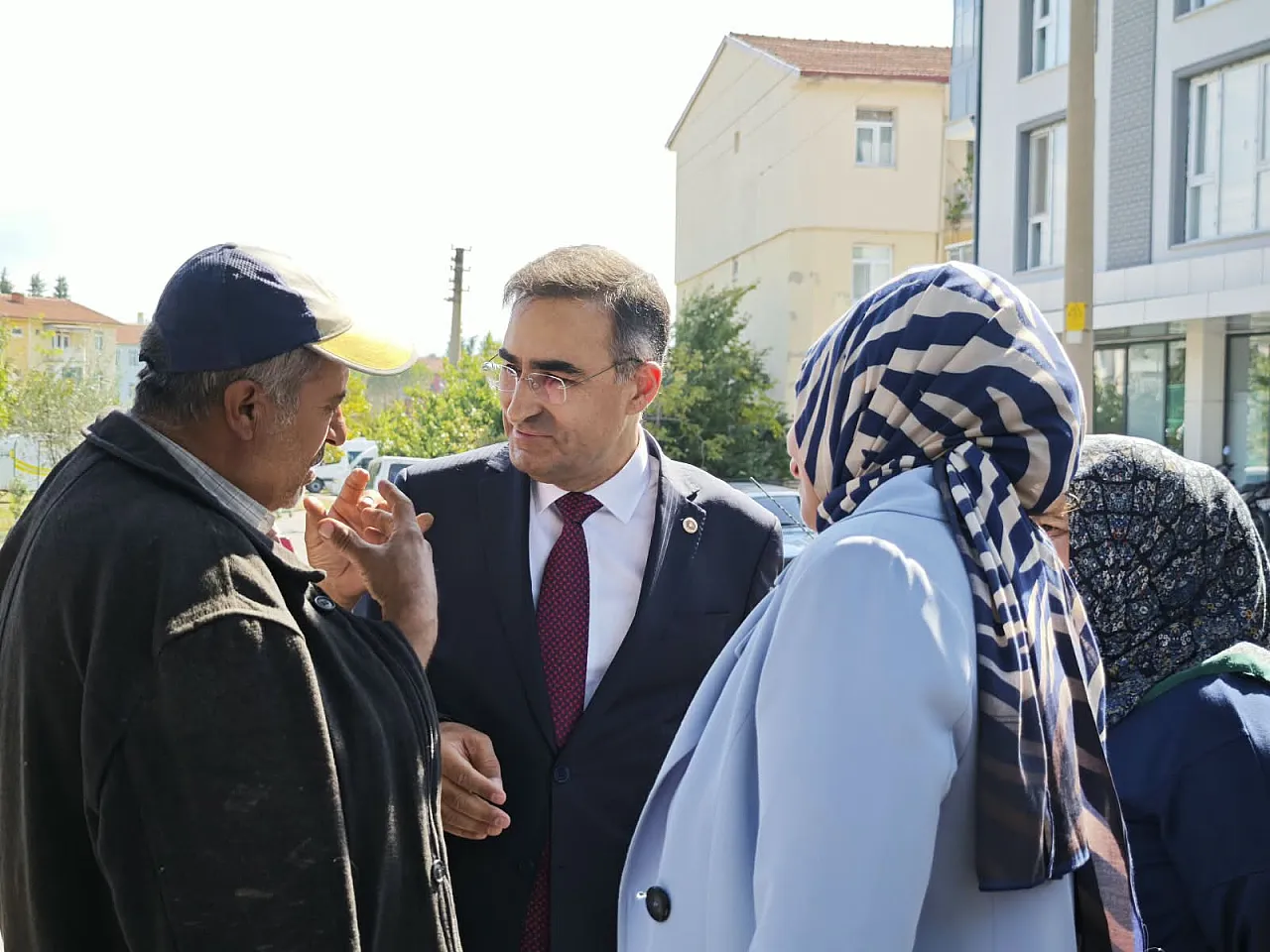 Milletvekili Arslan'dan Gediz'de Duygusal Buluşma: Sıra Arkadaşı Başhekim Çıktı!