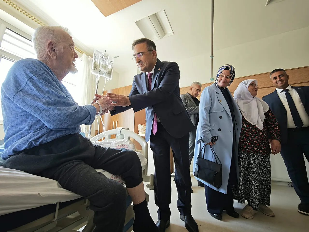 Milletvekili Arslan'dan Gediz'de Duygusal Buluşma: Sıra Arkadaşı Başhekim Çıktı!