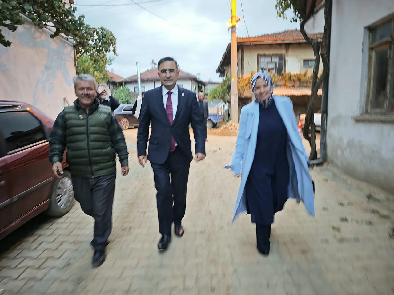 Milletvekili Arslan'dan Gediz'de Duygusal Buluşma: Sıra Arkadaşı Başhekim Çıktı!