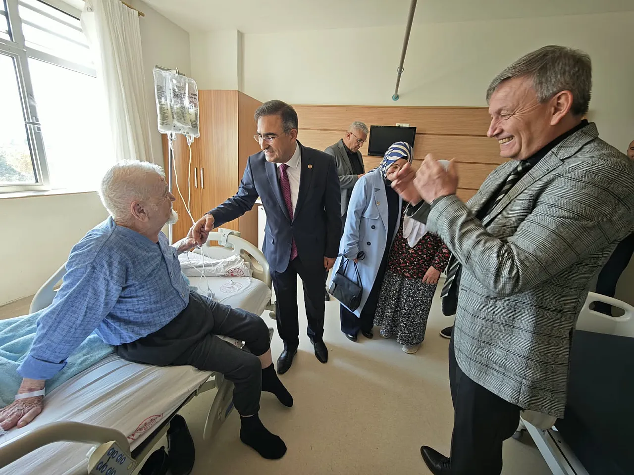 Milletvekili Arslan'dan Gediz'de Duygusal Buluşma: Sıra Arkadaşı Başhekim Çıktı!