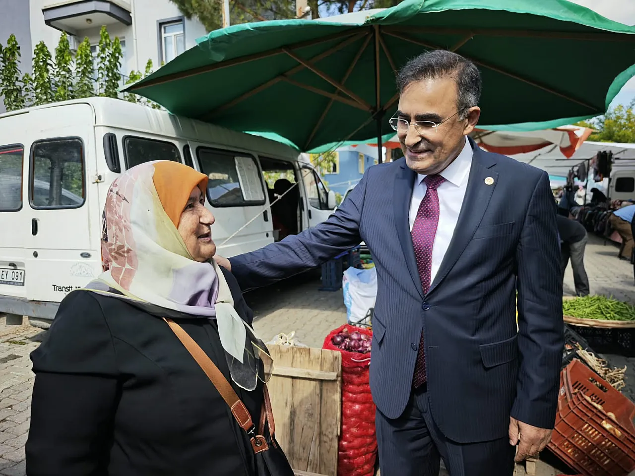 Milletvekili Arslan'dan Gediz'de Duygusal Buluşma: Sıra Arkadaşı Başhekim Çıktı!