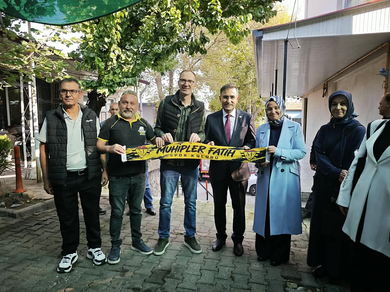 Milletvekili Arslan'dan Gediz'de Duygusal Buluşma: Sıra Arkadaşı Başhekim Çıktı!