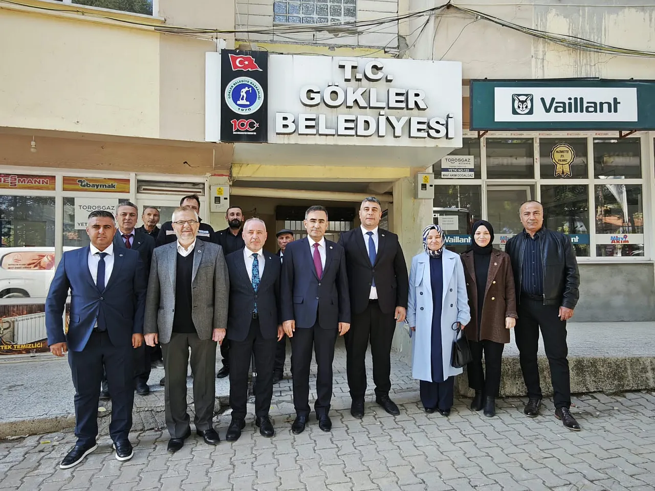 Milletvekili Arslan'dan Gediz'de Duygusal Buluşma: Sıra Arkadaşı Başhekim Çıktı!