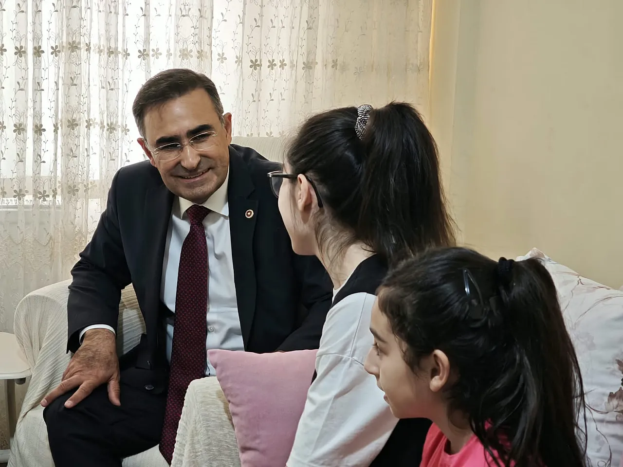 Milletvekili Arslan'dan Gediz'de Duygusal Buluşma: Sıra Arkadaşı Başhekim Çıktı!