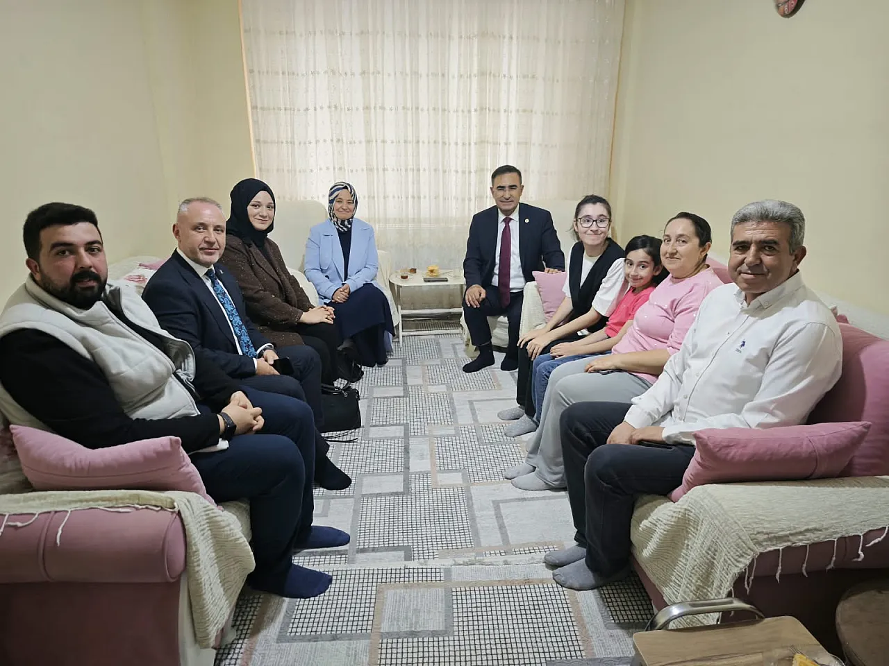 Milletvekili Arslan'dan Gediz'de Duygusal Buluşma: Sıra Arkadaşı Başhekim Çıktı!