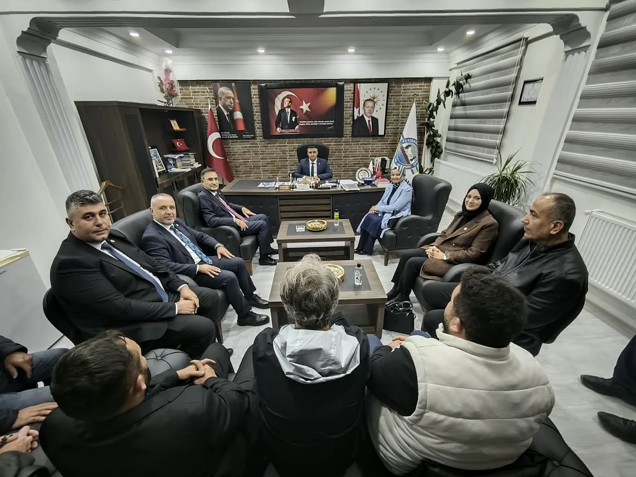 Milletvekili Arslan'dan Gediz'de Duygusal Buluşma: Sıra Arkadaşı Başhekim Çıktı!