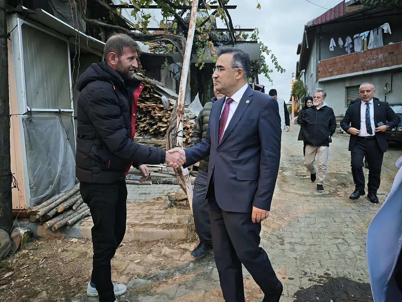 Milletvekili Arslan'dan Gediz'de Duygusal Buluşma: Sıra Arkadaşı Başhekim Çıktı!