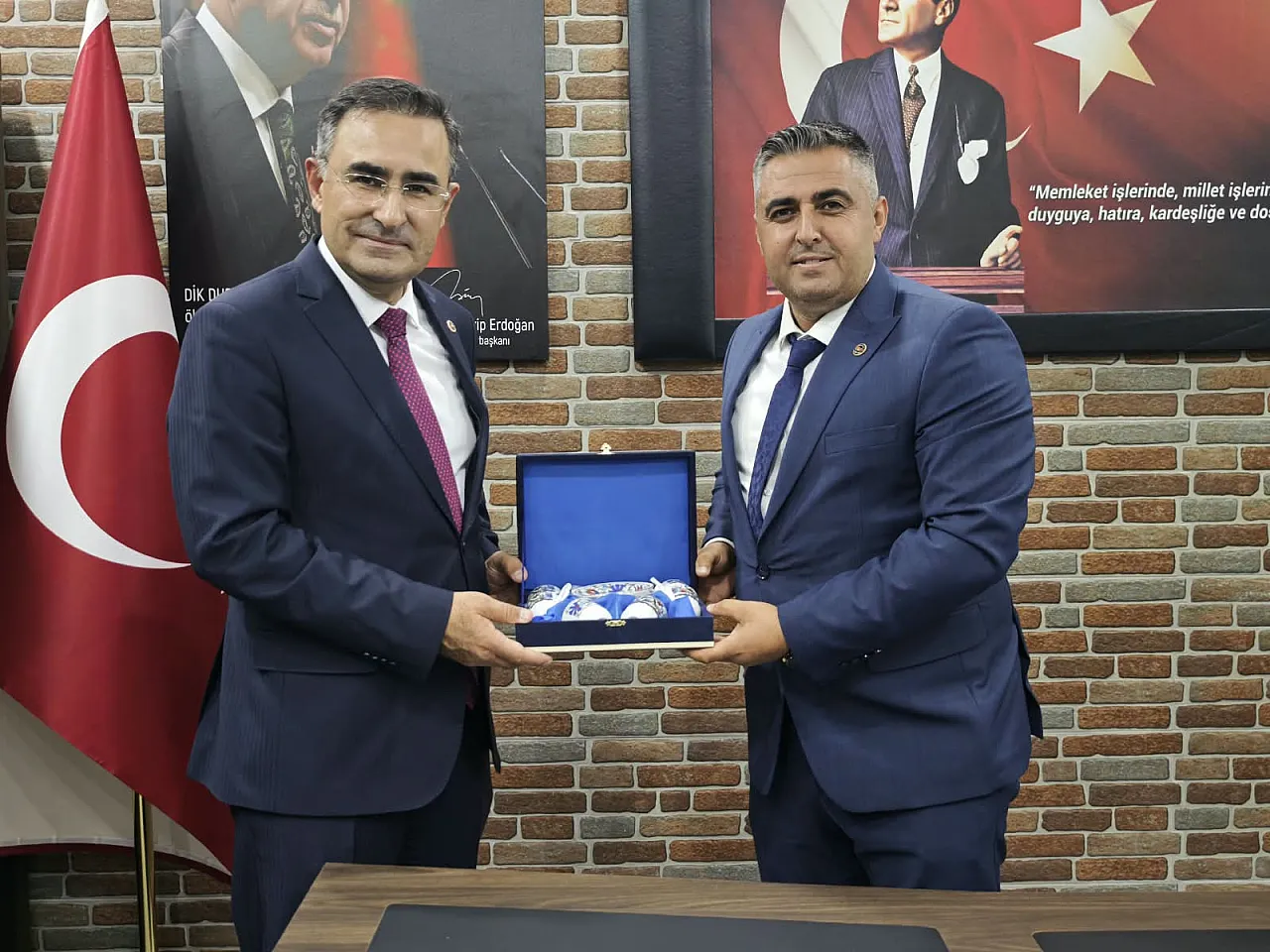Milletvekili Arslan'dan Gediz'de Duygusal Buluşma: Sıra Arkadaşı Başhekim Çıktı!