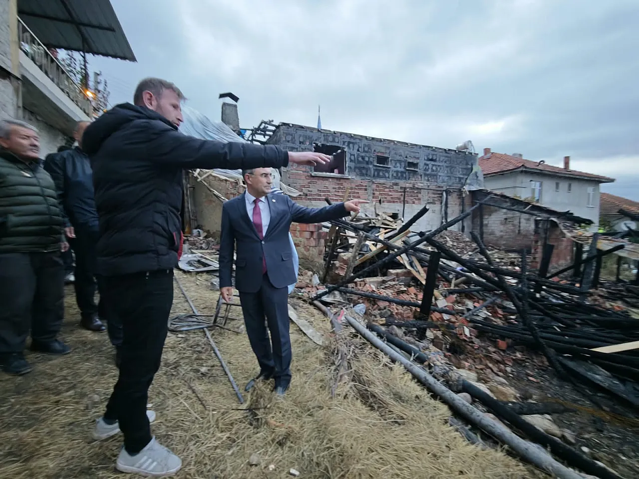 Milletvekili Arslan'dan Gediz'de Duygusal Buluşma: Sıra Arkadaşı Başhekim Çıktı!