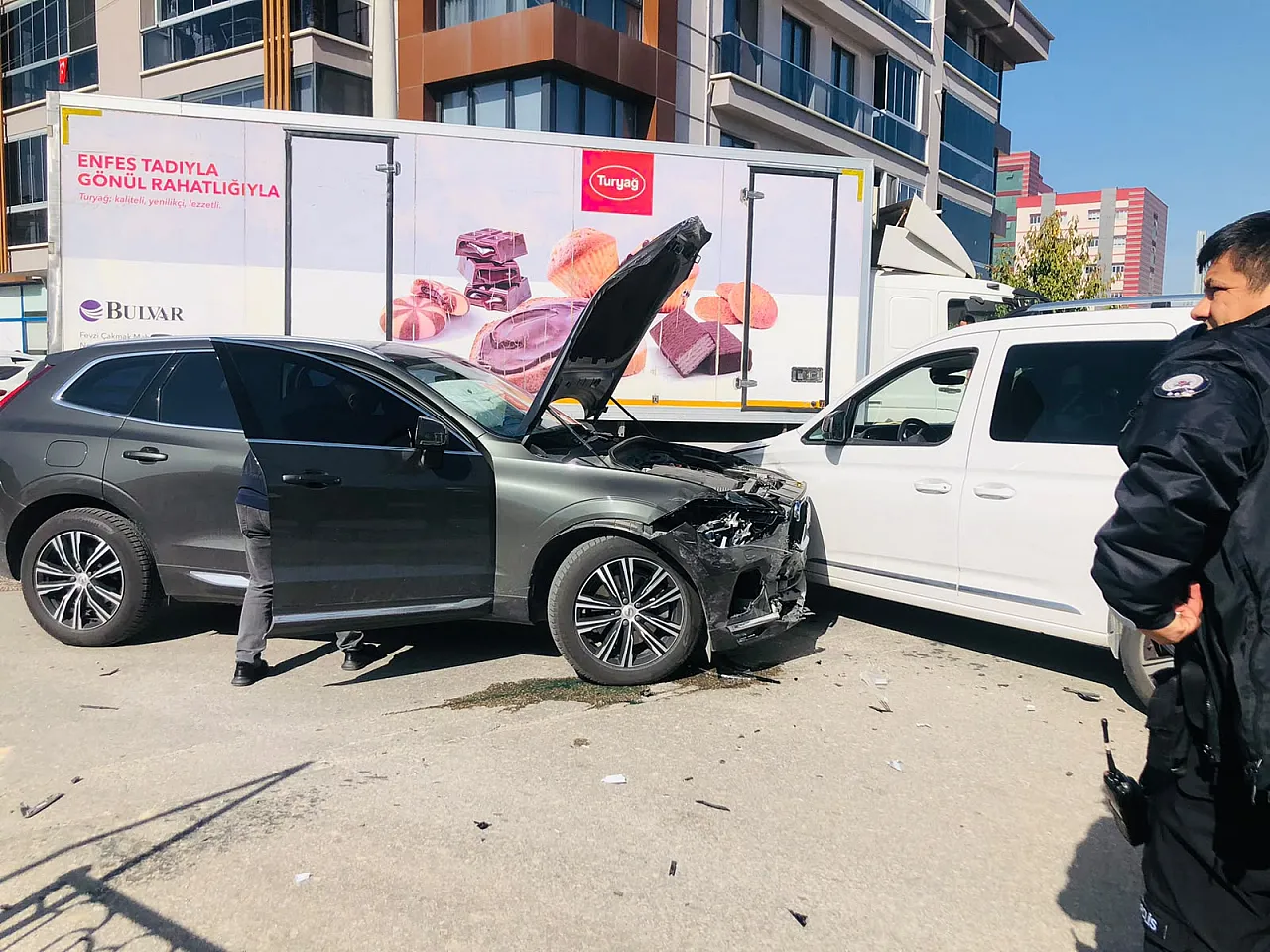 NİKO Önünde İlginç Kaza. Araç Sulama Kanalına Uçtu