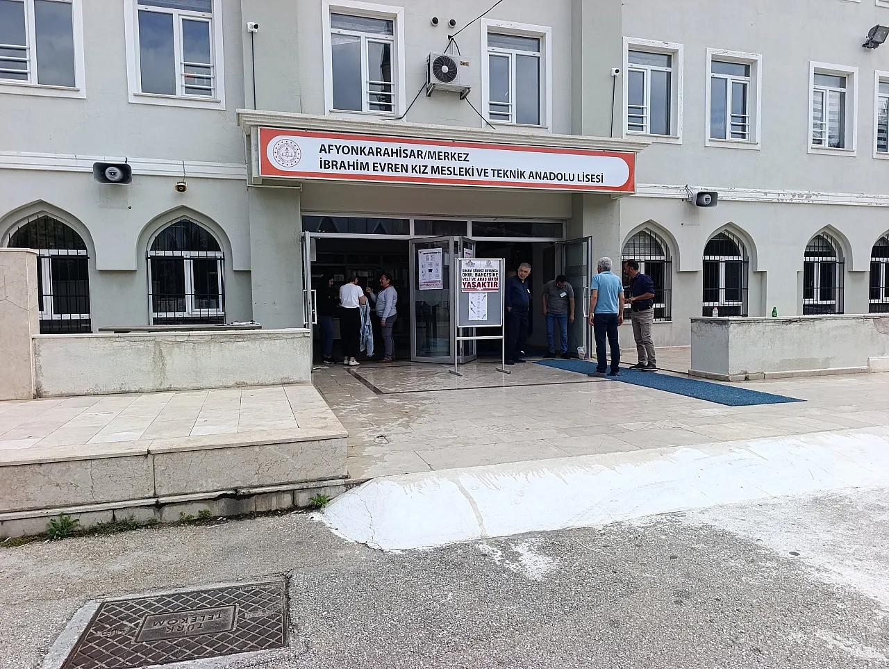 Kimliğini Unutan Adayların İmdadına Polis Yetişti